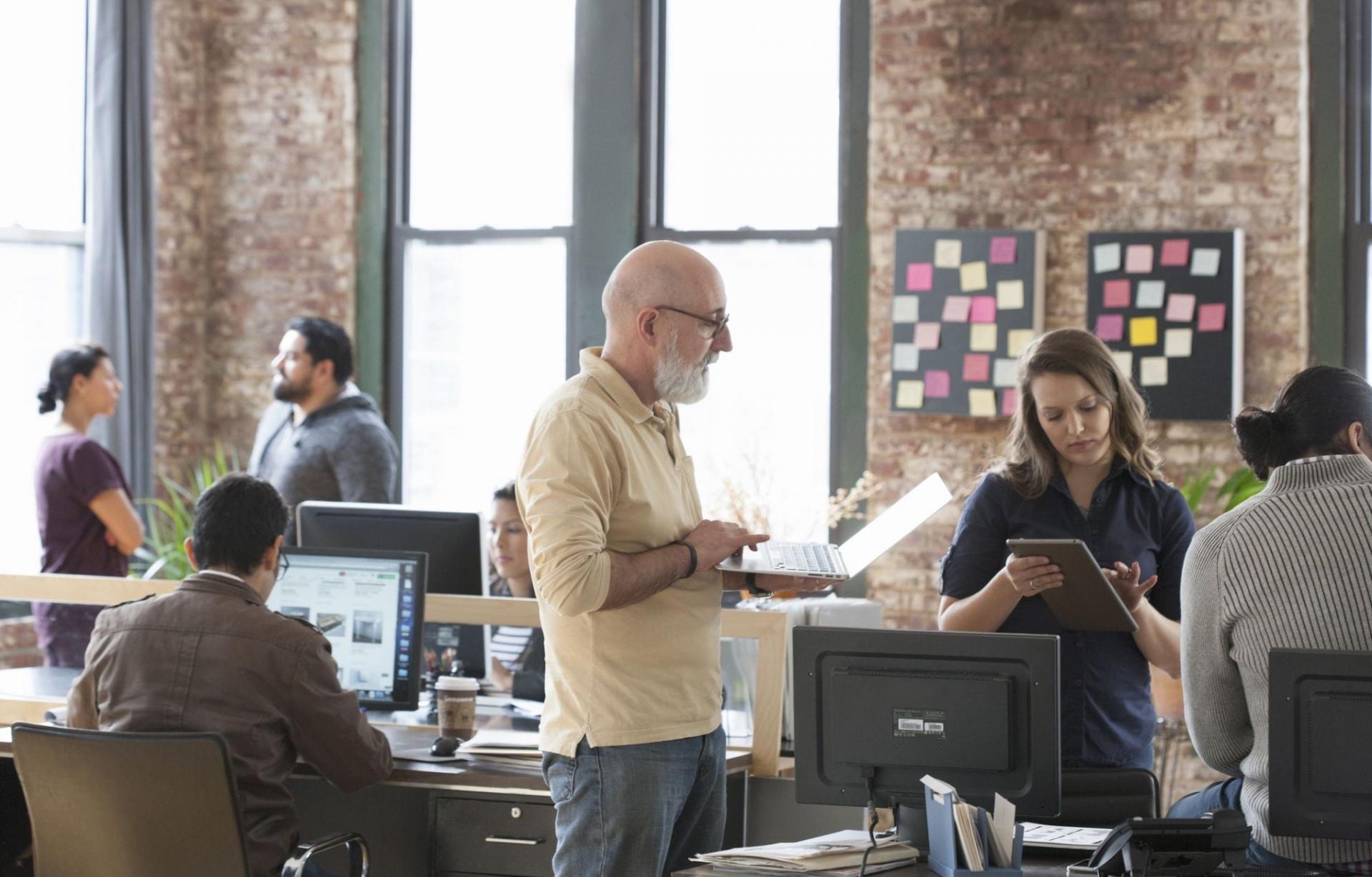 Teamdiskussion über Marktentwicklungen und Investmentstrategien
